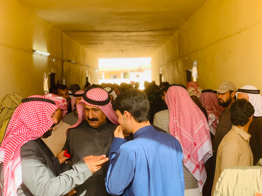 أهالي ربيعة يلوحون بعلامة النصر.. إقبال جيد على مراكز الاقتراع (صور)
