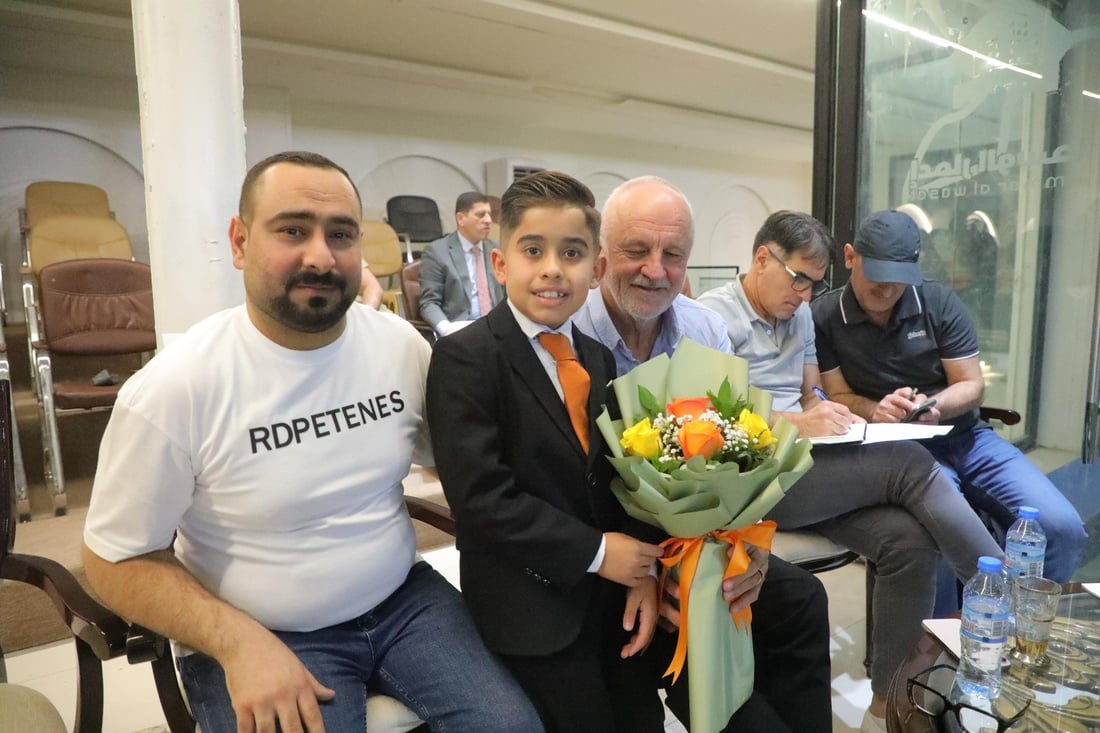 صور: مدرب المنتخب الوطني الجديد يصل الرمادي لمتابعة مباراة الكرمة والشرطة