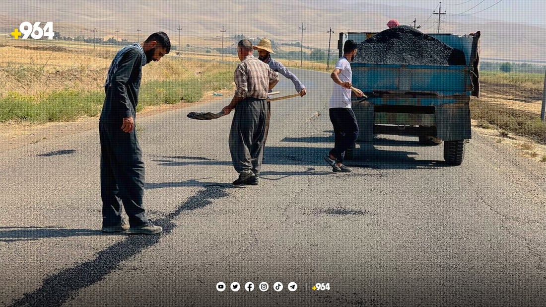 بە عارەبانەیەک قیر سێ کیلۆمەتر چاڵ و چۆڵی رێگەی گوندەکەیان پڕکردەوە