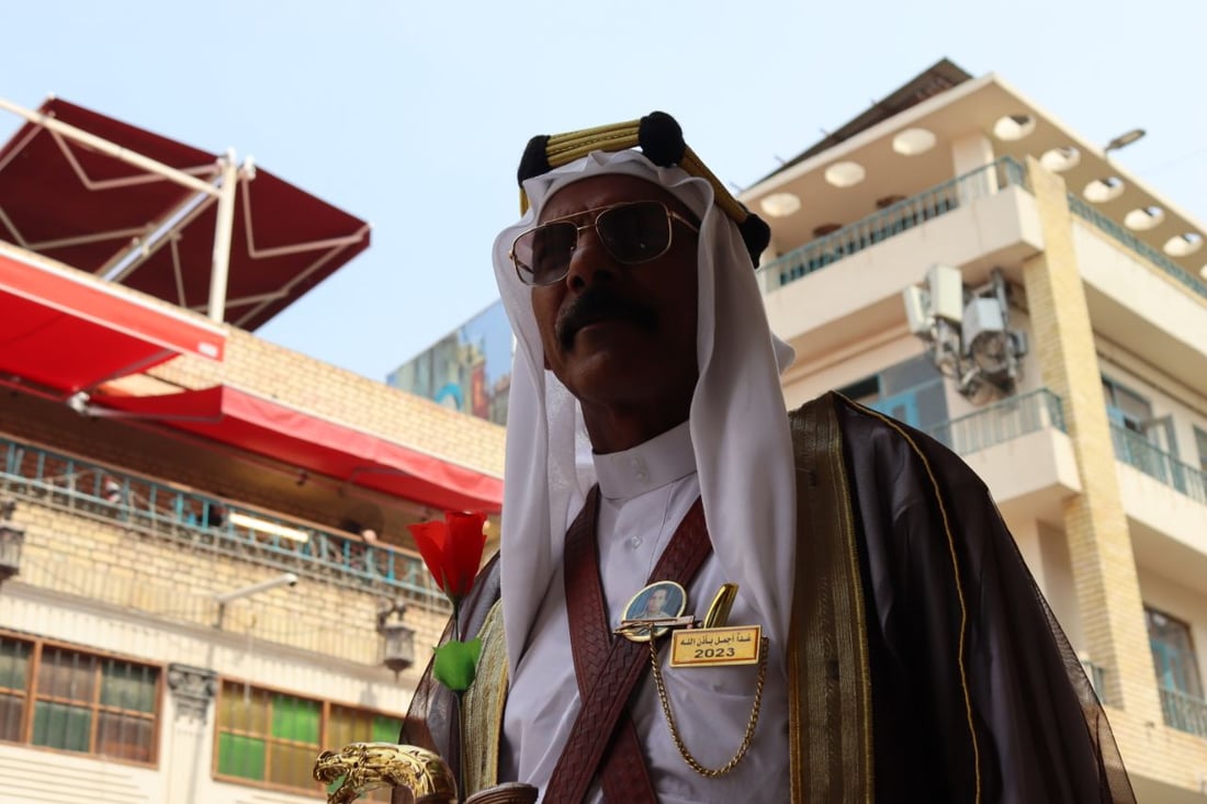 فيديو: بالعقال المُقصب والخنجر المعقوف.. فيصل الأول يتجول في أزقة المتنبي