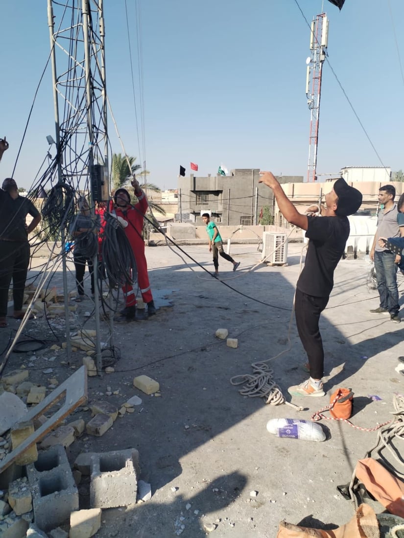 صور تحبس الأنفاس.. عامل انترنت يفقد وعيه فوق برج بارتفاع 65 متراً