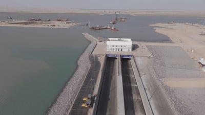 سيارات البصرة تحت البحر احتفالاً بافتتاح النفق المغمور.. مشاهد غير مسبوقة