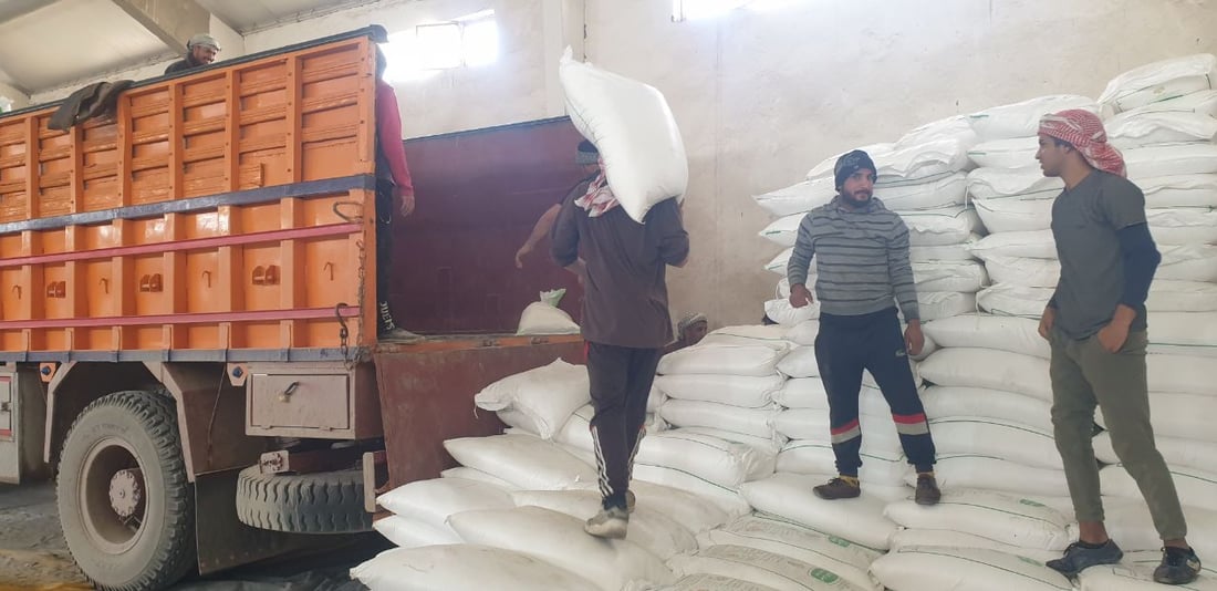صور: لـ194 ألف مستحق.. الشاحنات تنقل السلة الغذائية إلى 445 وكيلاً بالمثنى