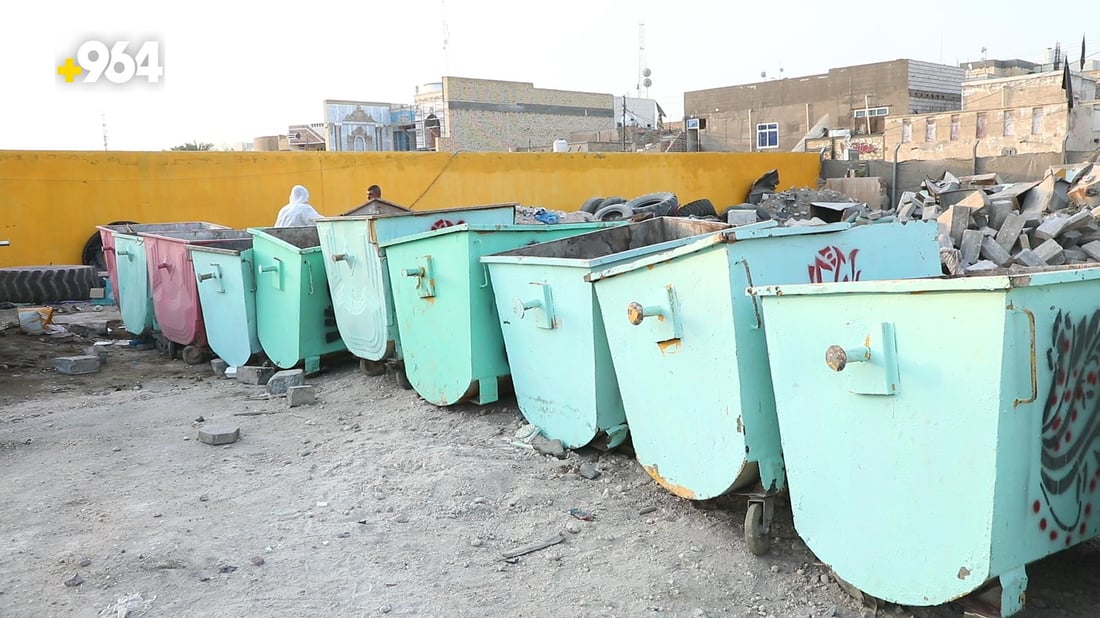 جديدة وملونة.. موظف في بلدية الناصرية يعيد الحاويات التالفة إلى الخدمة (صور)