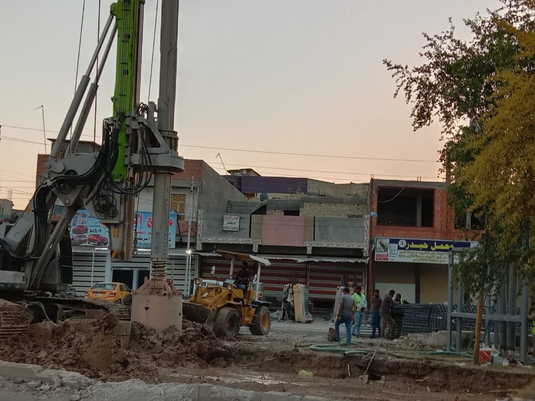 الجهد الحكومي يعود إلى مجسر الفضيلية بعد فض الاشتباك مع الماء والكهرباء (فيديو)