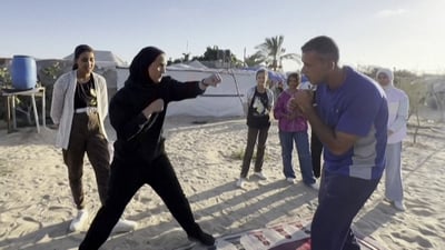 راهێنەرێک لە گەرمەی جەنگ کچانی غەزە فێری بۆکسێن دەکات