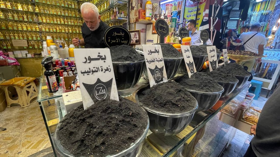 يصدّر خلطة الشايب إلى الخليج.. صور من عطور “عبود غفلة” في سوق النجف الكبير