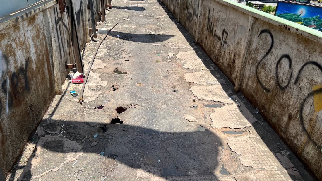 صور مقلقة لجسر المشاة في شارع فلسطين.. لا يستخدمه المارة