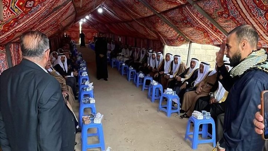 صور: صلح بين “المحامدة” و”الظفير” في جلسة حضرها ضباط ومسؤولو حديثة (صور)