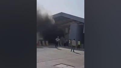 فيديو: حريق غامض يدمر جهازاً لفحص البضائع في ميناء أم قصر