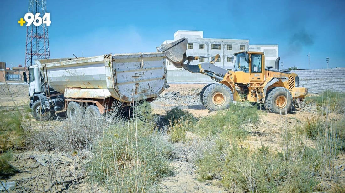 صور: شفلات البلدية تجرف منزلين متجاوزين على أراضي الدولة في البصرة