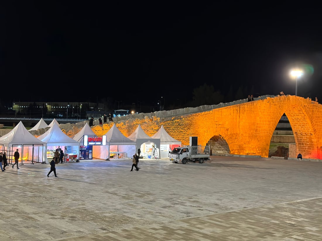 صور من ليالي رمضان الساحرة على ضفة الخابور في زاخو.. العوائل تتنزه قبل السحور