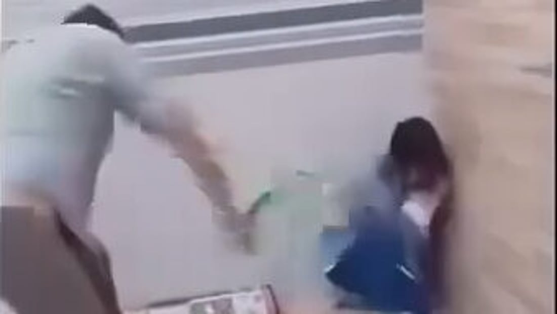 اعتقال أب انهال بالضرب على ابنته الصغيرة في بغداد