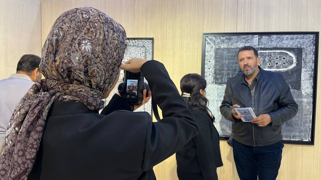 هذا مكان ليس للهواة.. فنان من بابل يعرض “الكوابيس” في غاليري البصرة (صور)