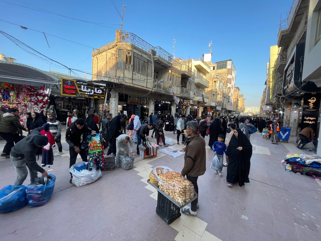 إنه أكثر مكان إثارة للمتاعب.. بلدية النجف في كر وفر مع بسطات شارع الصادق
