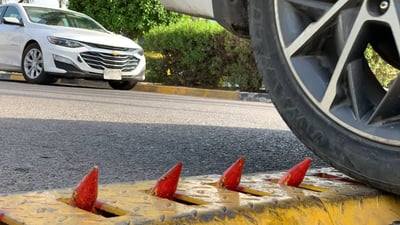 فوضى وارتباك في اليرموك.. مطبات شوكية في شارع المستشفى لمنع “عكس السير” (صور)