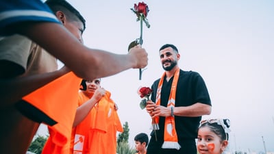 صور: جماهير الكرمة سعيدة وتستقبل أيمن حسين بالورود