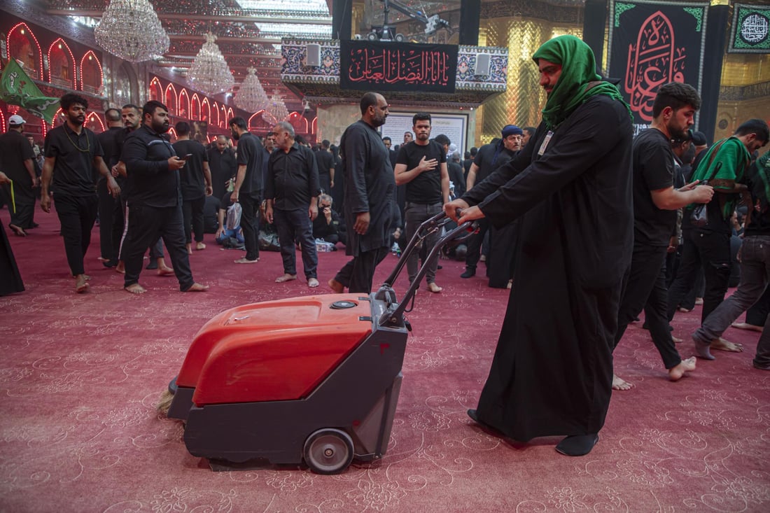 صور من صحن الإمام العباس بعد ركضة طويريج.. حملة تنظيف وإعادة ترتيب المحتويات