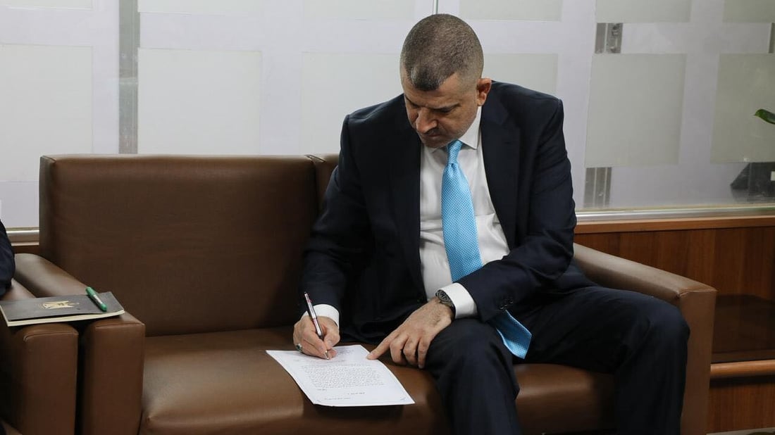 بعد سحب يد مدير الموانئ.. وزير النقل يعفي 4 مسؤولين في شركة النقل البحري
