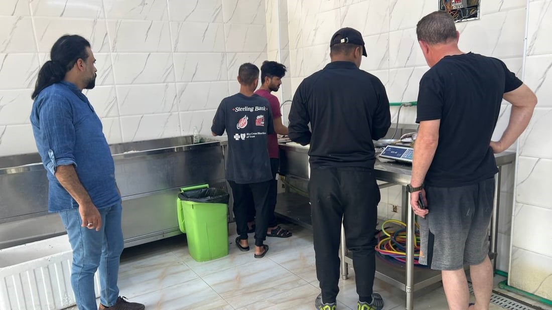 أسماك النهر والبحر متوفرة في الأعظمية.. أسعار 20 صنفاً من محل القبطان (صور)