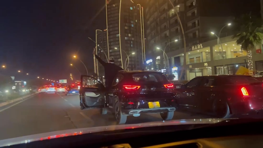 گەنجێک دەرگای ئۆتۆمبێڵەی لەکاتی رۆیشتندا کردووەتەوە و مەترسی دروستکردووە