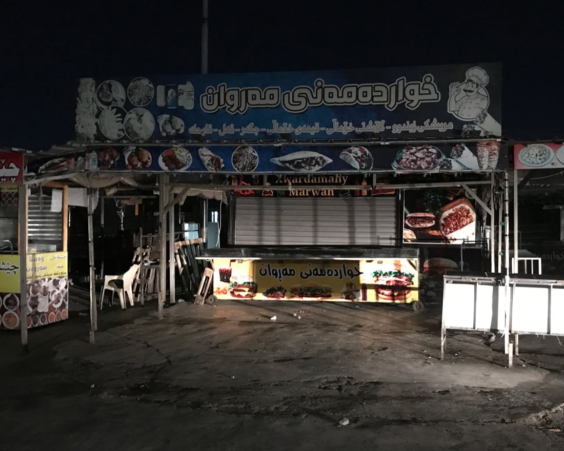 صور: إضراب بسطات “اللفات” في السليمانية بعد مقتل صديقهم على يد جندي
