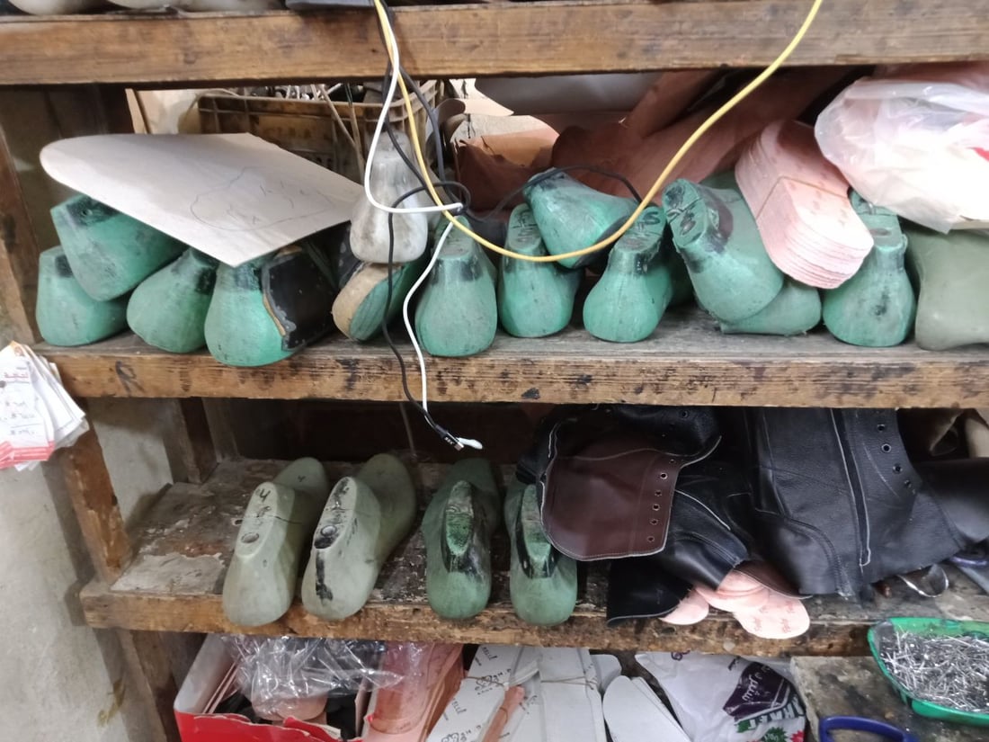 معمل أحذية كبير يتحول الى ورشة صغيرة تتمسك بالجلد الطبيعي والمقاسات الخاصة
