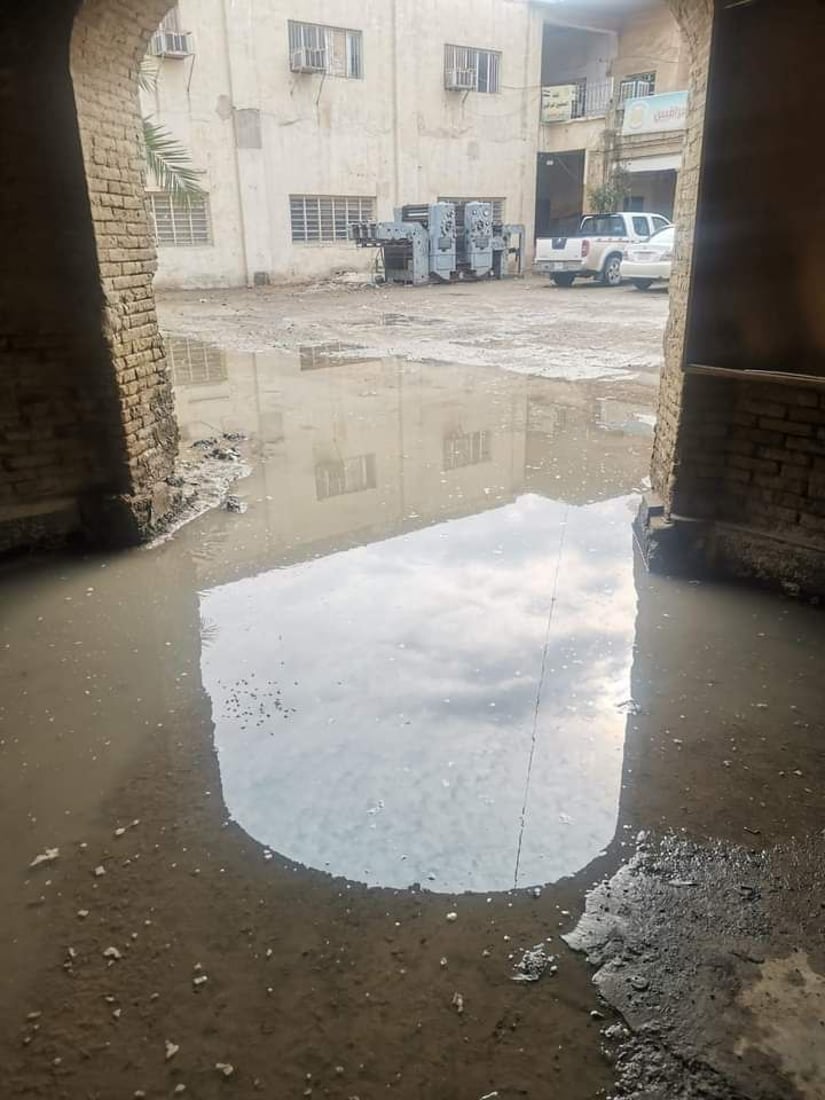 مثقفو بعقوبة غاضبون.. السراي القديم يغص بالنفايات ومياه الأمطار (صور)