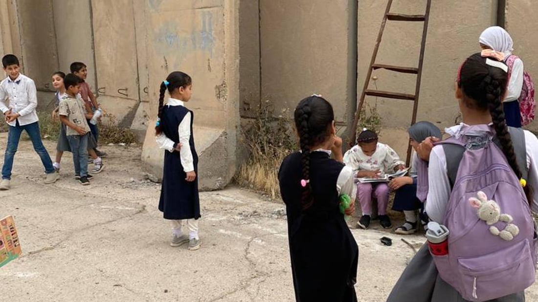 سمعتم بسور بغداد الكونكريتي؟ صور الطالبات تفطر القلب أمام بوابة من حديد