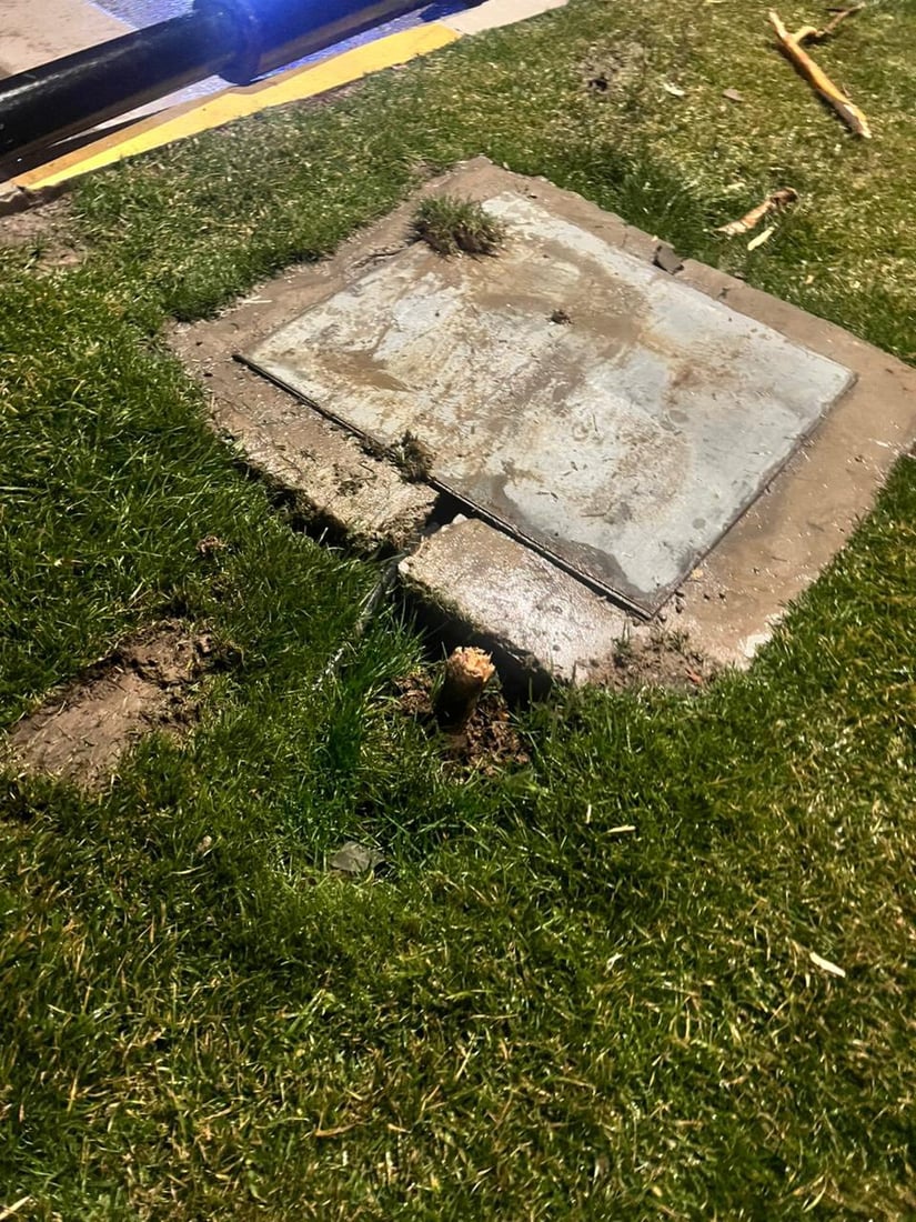 ئۆتۆمبێلێک لە زاخۆ کۆنتڕۆڵی لەدەستدا و خۆی بە ستوونی کارەبا و دارێکدا کێشا