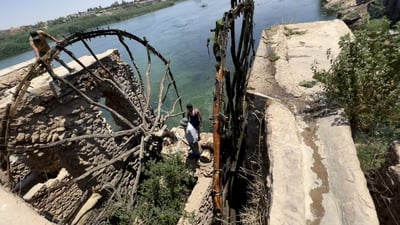 شاهد: لحظة دوران نواعير حديثة مجدداً.. 3 محترفين يتحدون انخفاض مياه الفرات