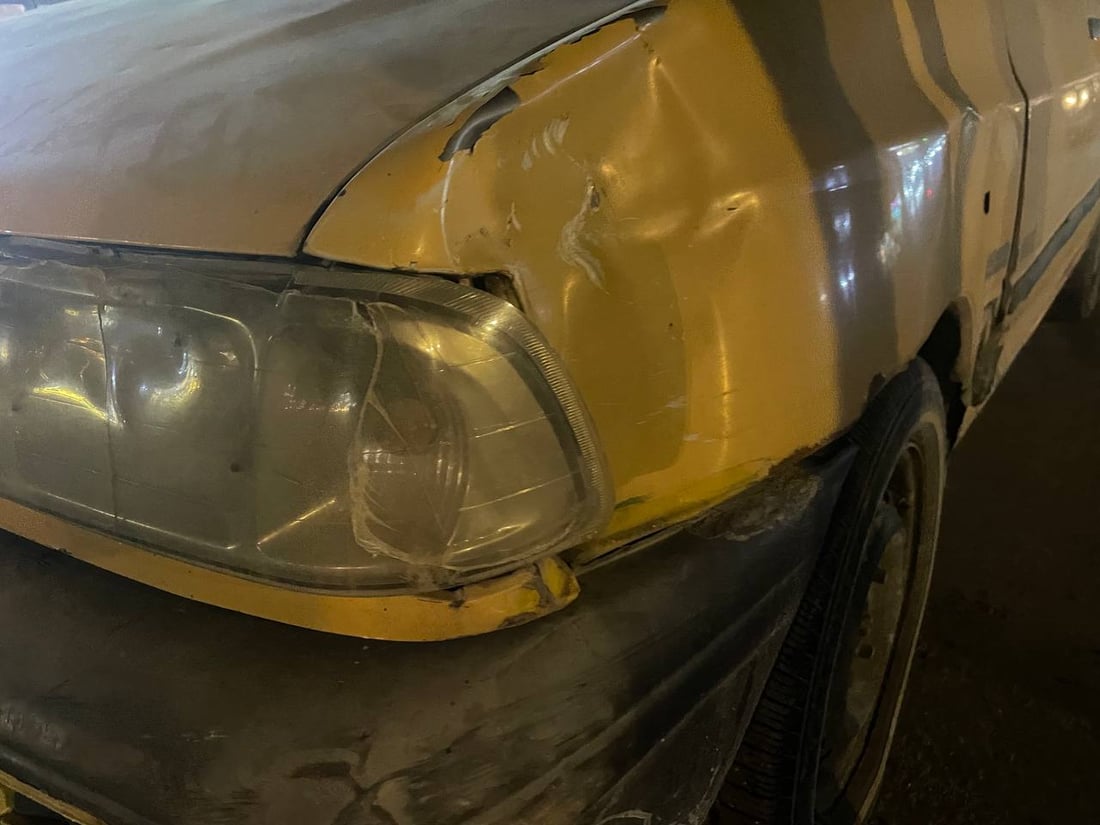 حاوية نفايات تنزلق من الرصيف وتصدم “سايبا” في شارع الجوادر