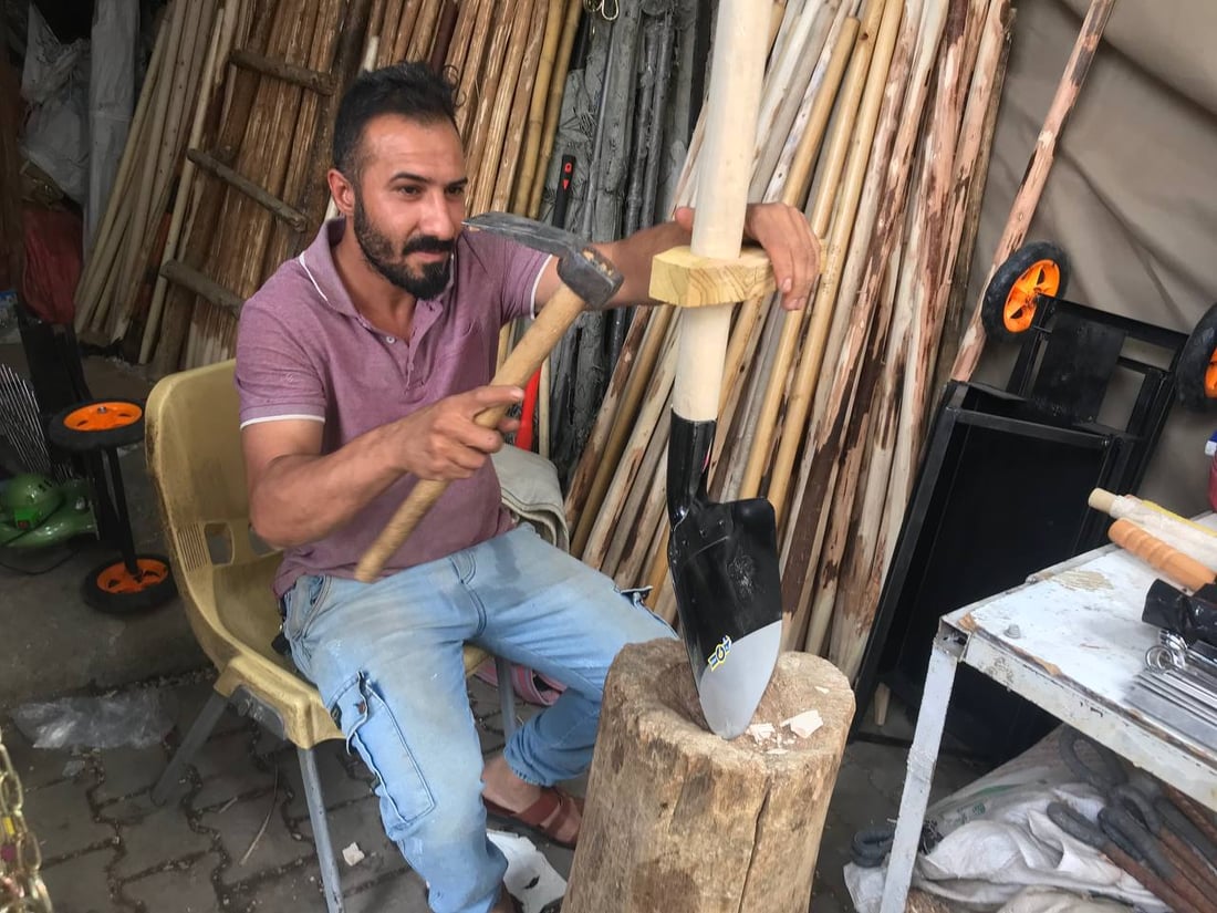 صور برائحة صفصاف الصويرة.. جعفر النجار يعرض صنائع يديه ويباهي بـ 100 عام مع الخشب