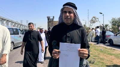 “زرعنا العنبر وتورطنا”.. مزارعو المشخاب يغلقون الجسر الحديدي (صور)