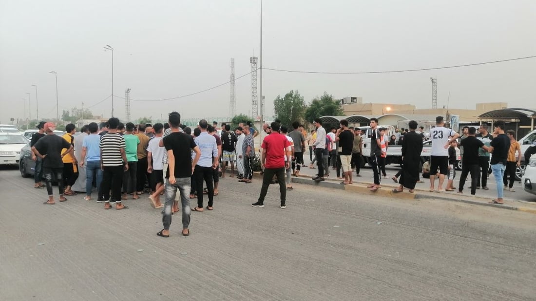 تظاهرة غاضبة في أبي غرق بعد وفاة شاب بحادث سير والحكومة تتعهد بجسر كهربائي!
