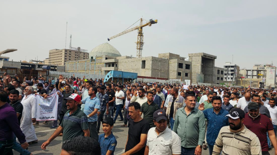 تظاهرة حاشدة لموظفي التربية وعمال البلدية في كربلاء: سيقتلنا الجوع (صور)