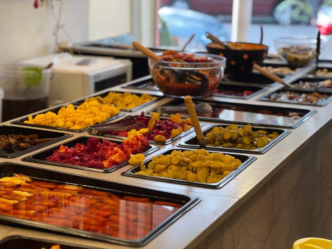 الإماملي نقل طرشي الموصل و14 نوع زيتون إلى داقوق مع فلفل من مزارع المدينة (صور)