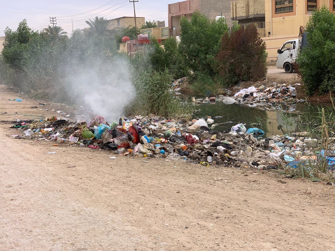 ناشط بابلي ينشر صوراً صادمة لنهر القاسم وهو “يغرق” في النفايات