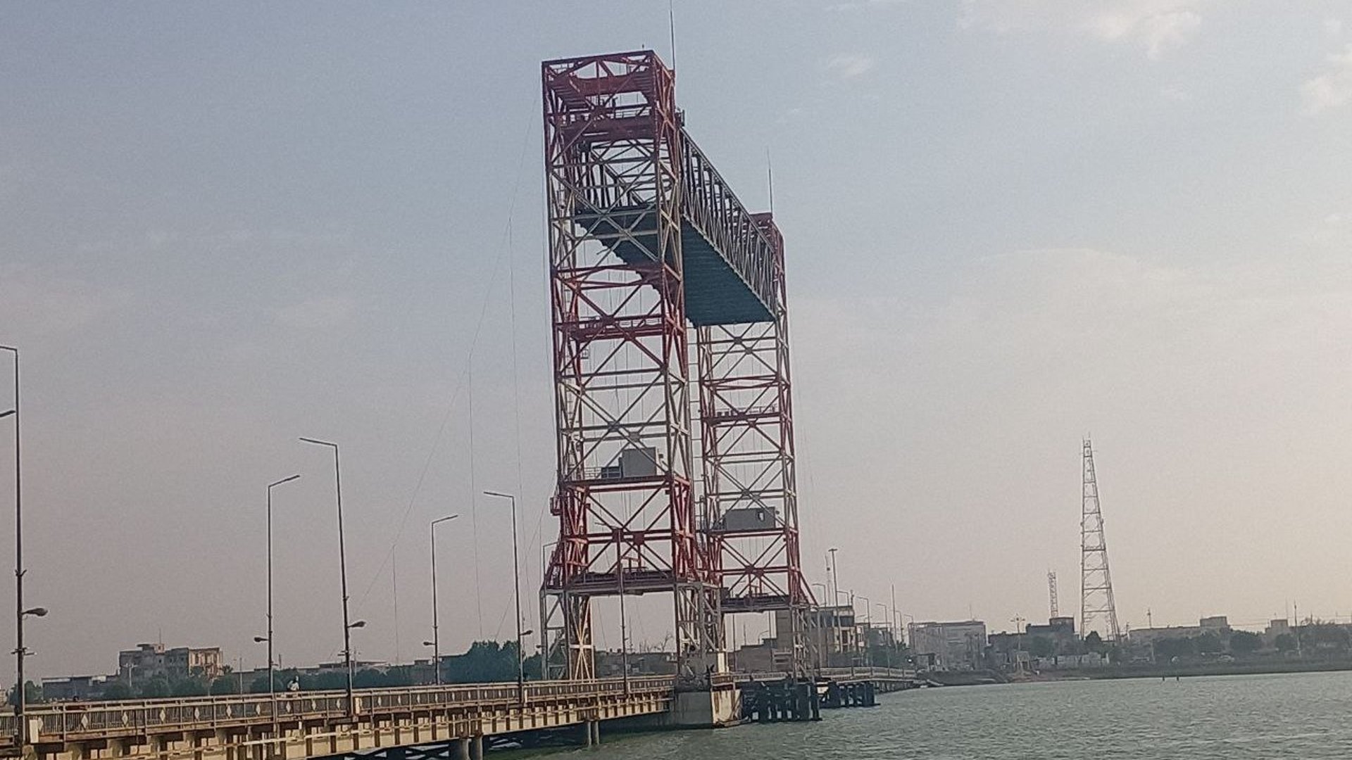 عطل في الفتحة الملاحية لجسر التنومة.. البلم العشاري أنقذ الموقف مؤقتاً ...