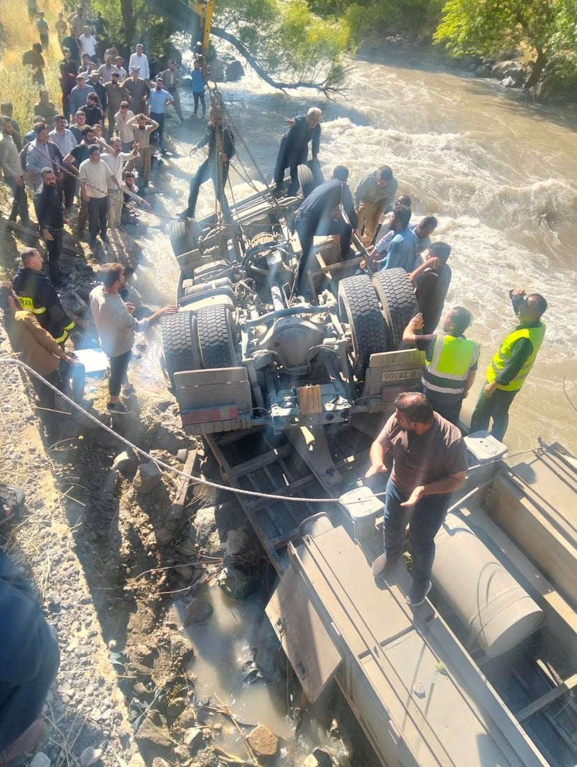 بارهەڵگرێک بە سێ سەرنشینەوە کەوتەناو رووبار و هەر سێکیان بێسەروشوێن بوون