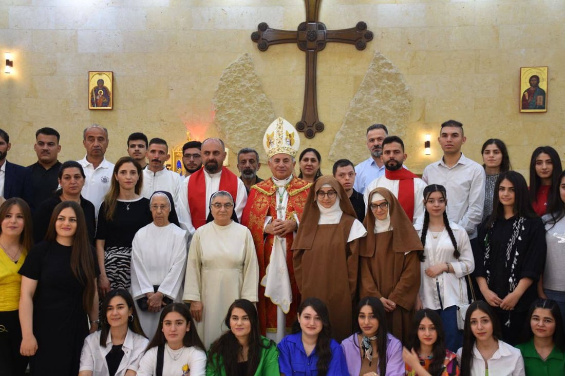 “فعل قبيح لا يمثلنا”.. مسيحيو الموصل يحتجون في كنيسة مار بولص ضد حارق المصحف