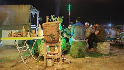 حي نادر في الحلة: مقاعد من جذوع النخل وأواني الفخار تضمن السمر حتى السحور (صور)