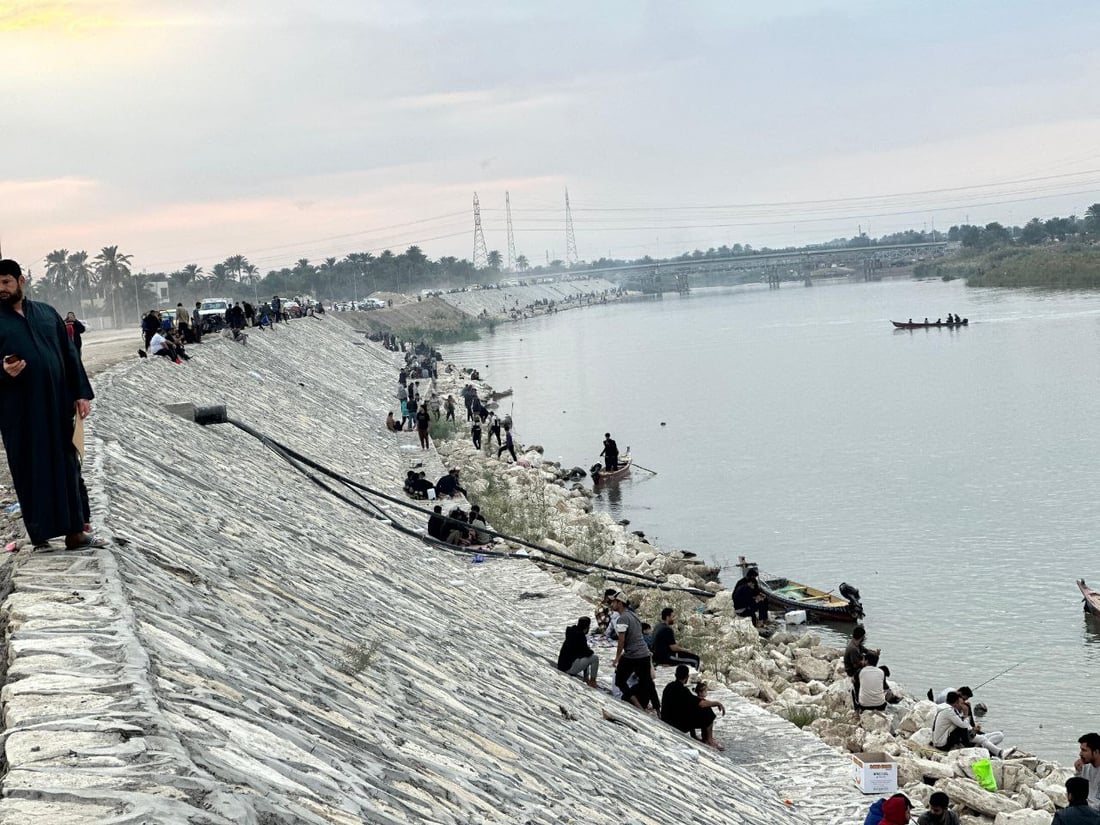 صور: السماوة تكسر حظر التجوال.. الأجواء مناسبة للصيد وشوي الأسماك على ضفاف الفرات