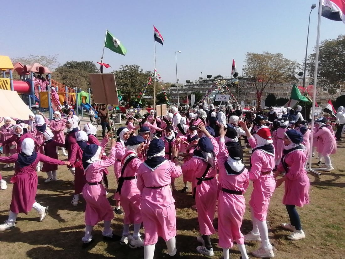 صور: صغيرات بابل يحتفلن تحت شمس الجنائن مع اللوحات والموسيقى