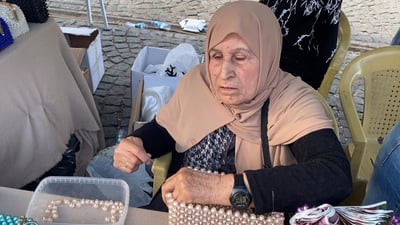 سەوزە مەعروف نابینایه‌ به‌ده‌ست و په‌نجه‌كانى جوانكارى دروستده‌كات