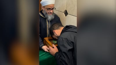 شعرة من النبي محمد بالأعظمية.. طابور طويل لتقبيلها في ليلة القدر