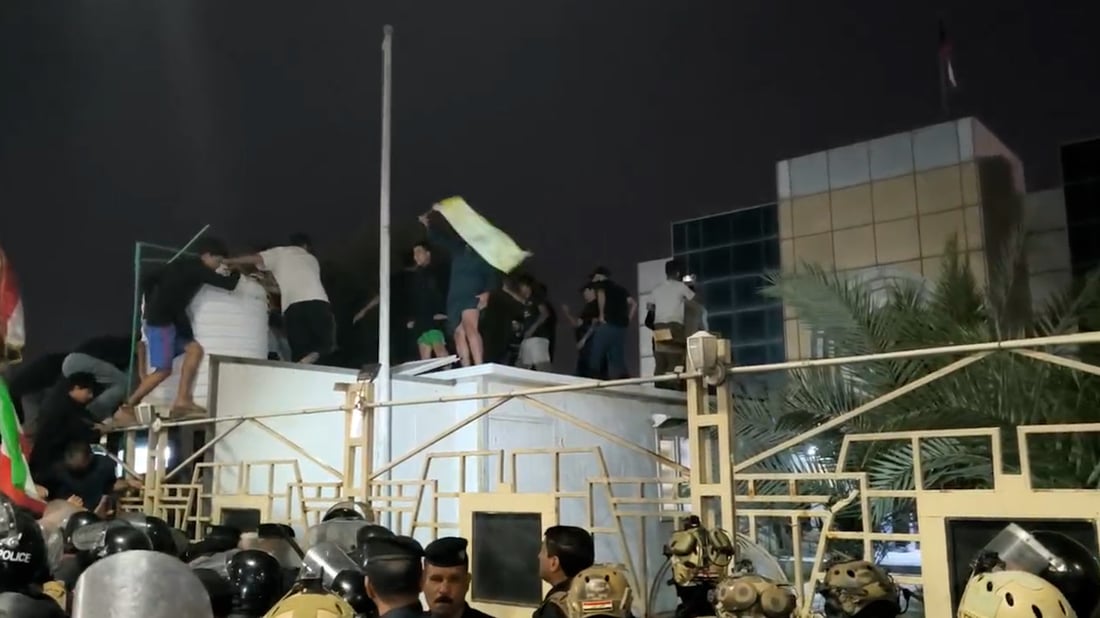 وضع البصرة يتصاعد.. الجيش ينسحب ورايات حزب الله فوق قنصلية الكويت