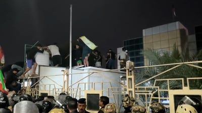 وضع البصرة يتصاعد.. الجيش ينسحب ورايات حزب الله فوق قنصلية الكويت