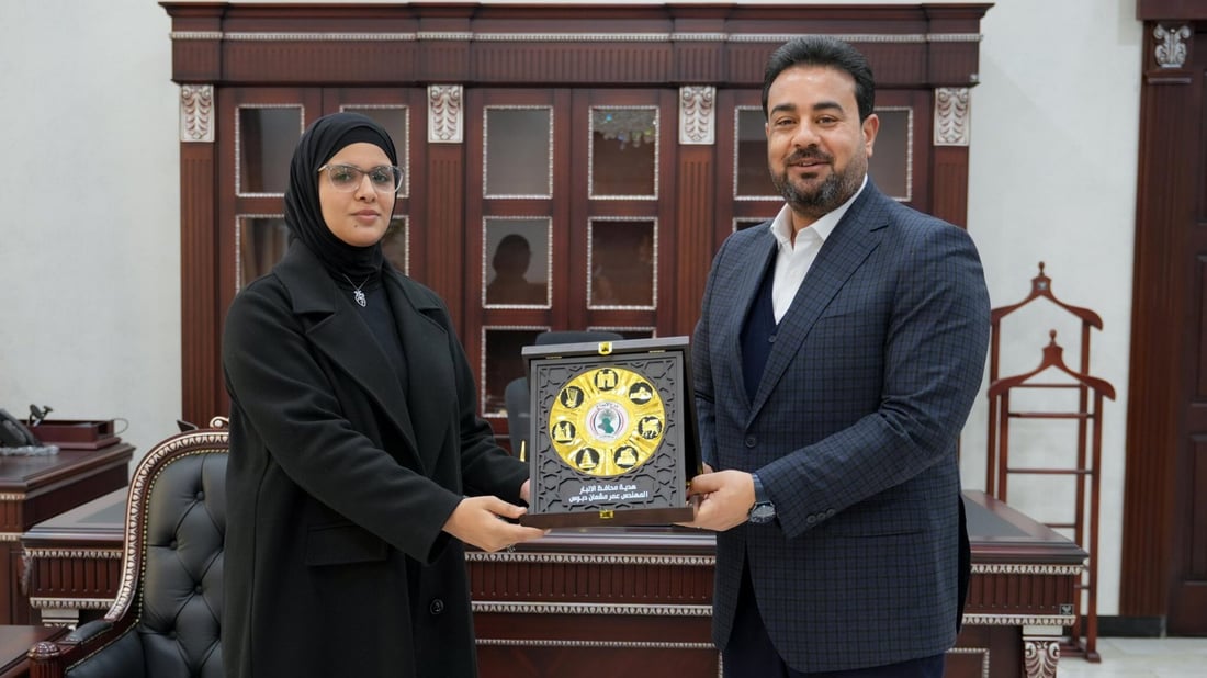 محافظ الأنبار يكرم الطالبة إيثار عبد السميع لحفظها القرآن