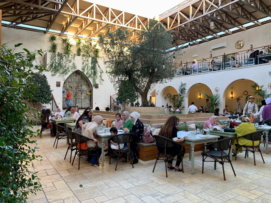 صور: “نوح”.. مطعم جديد بفكرة لبنانية على السطح “البغداديون سئموا الـ in door”